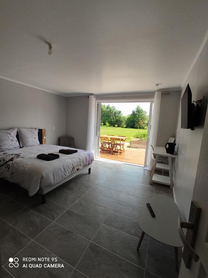Bed and Breakfast Au pied du Lariat Léoville Esterno foto