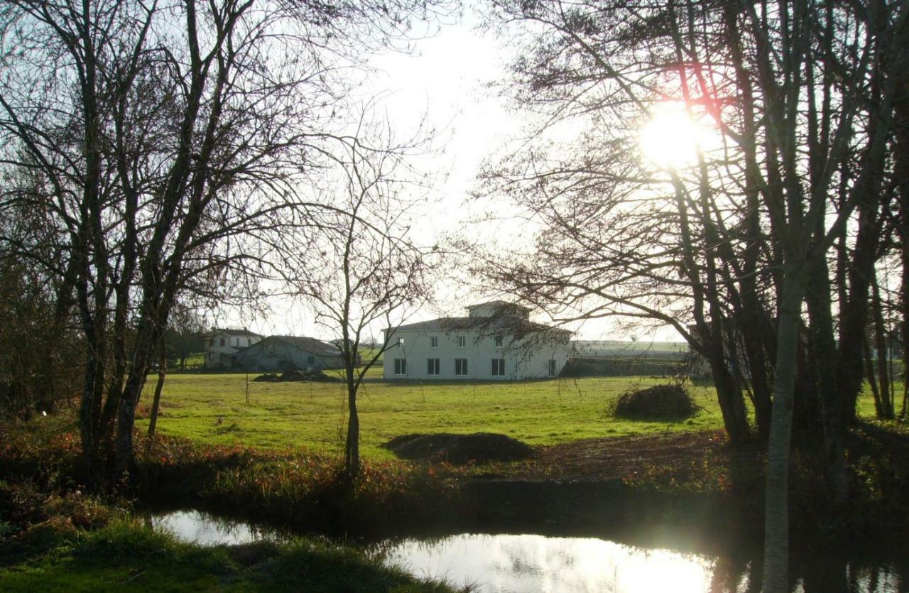 Bed and Breakfast Au pied du Lariat Léoville Esterno foto